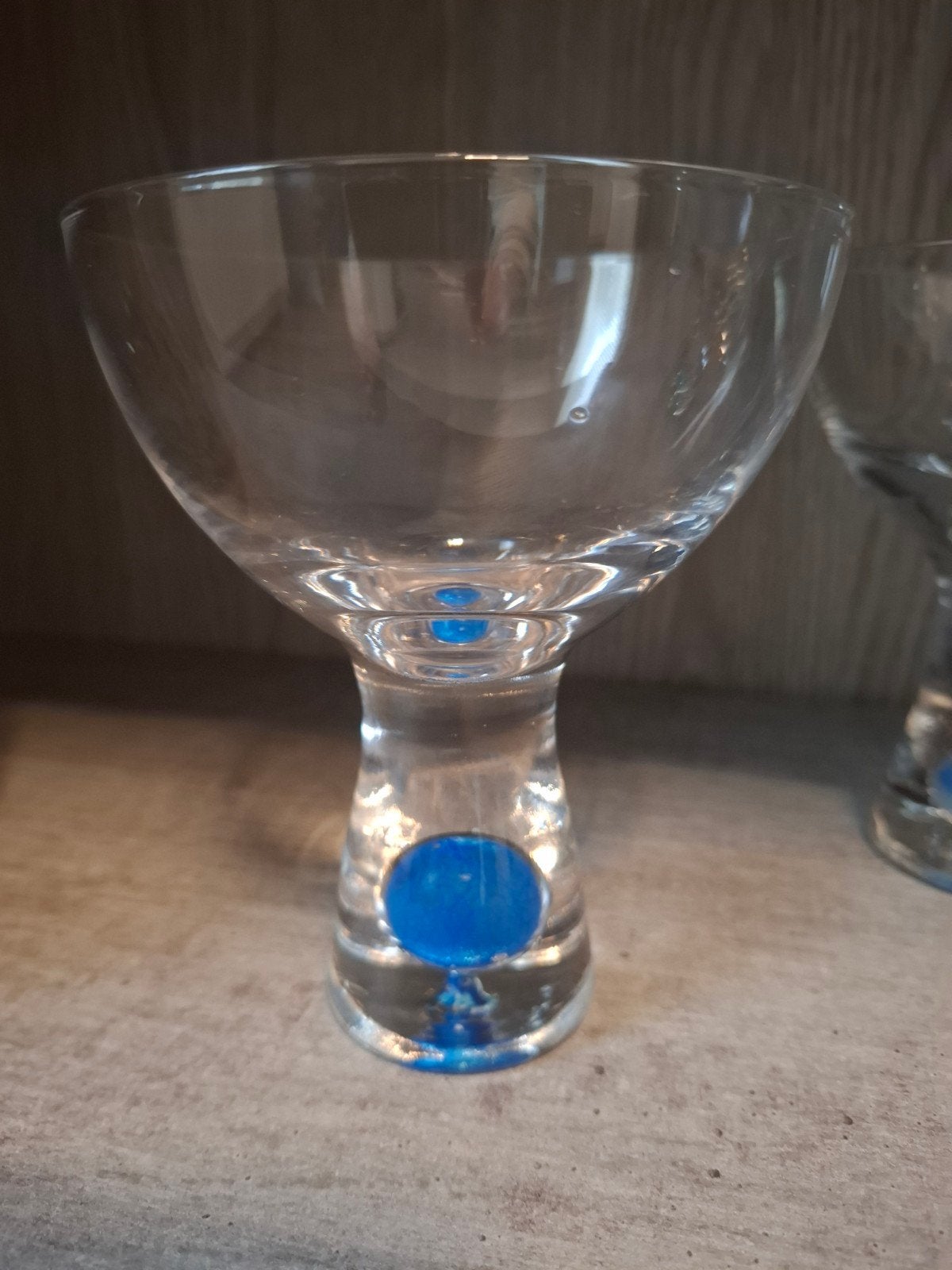 Set van 3 glazen met blauwe bol in de voet, Ophalen