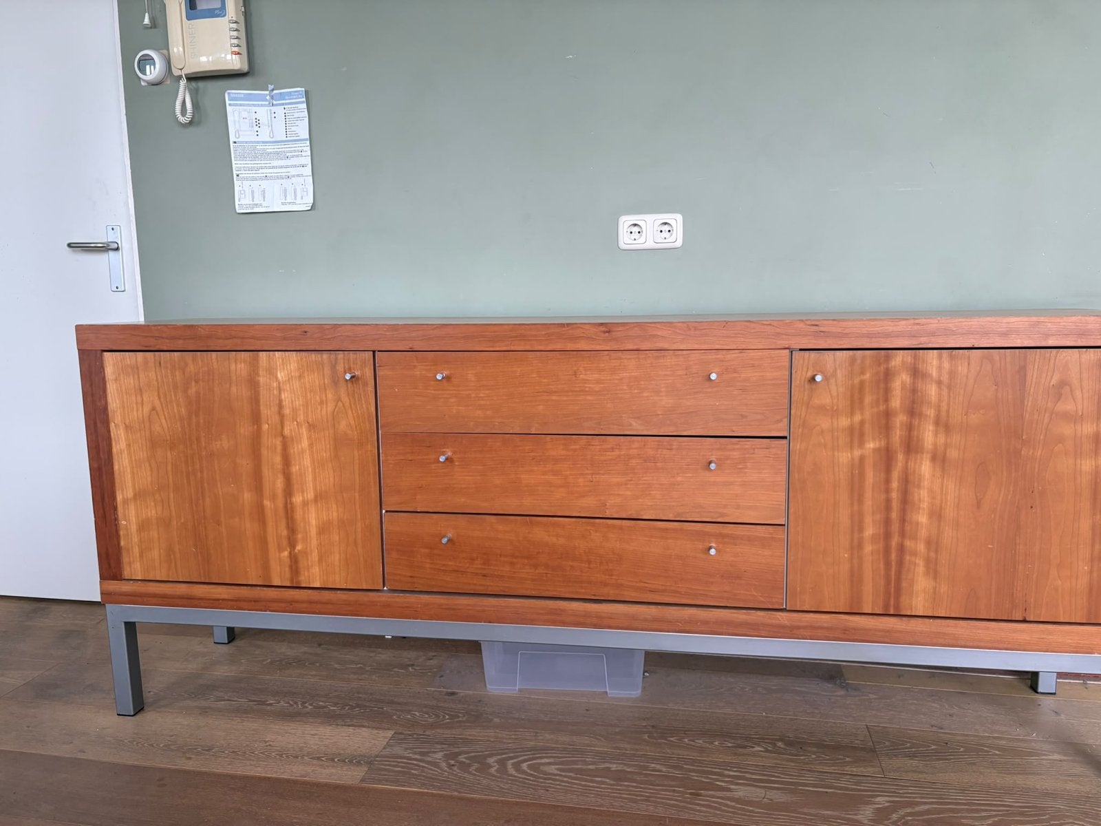 Stijlvol dressoir van kersenhout met lades en deuren, Huis en Inrichting, Ophalen, Gebruikt, 150 tot 200 cm, 25 tot 50 cm