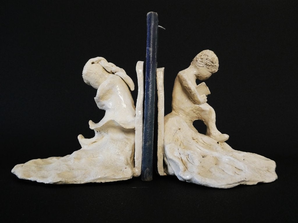 2 Boekensteunen van keramiek met kinderen die boek lezen, Ophalen of Verzenden