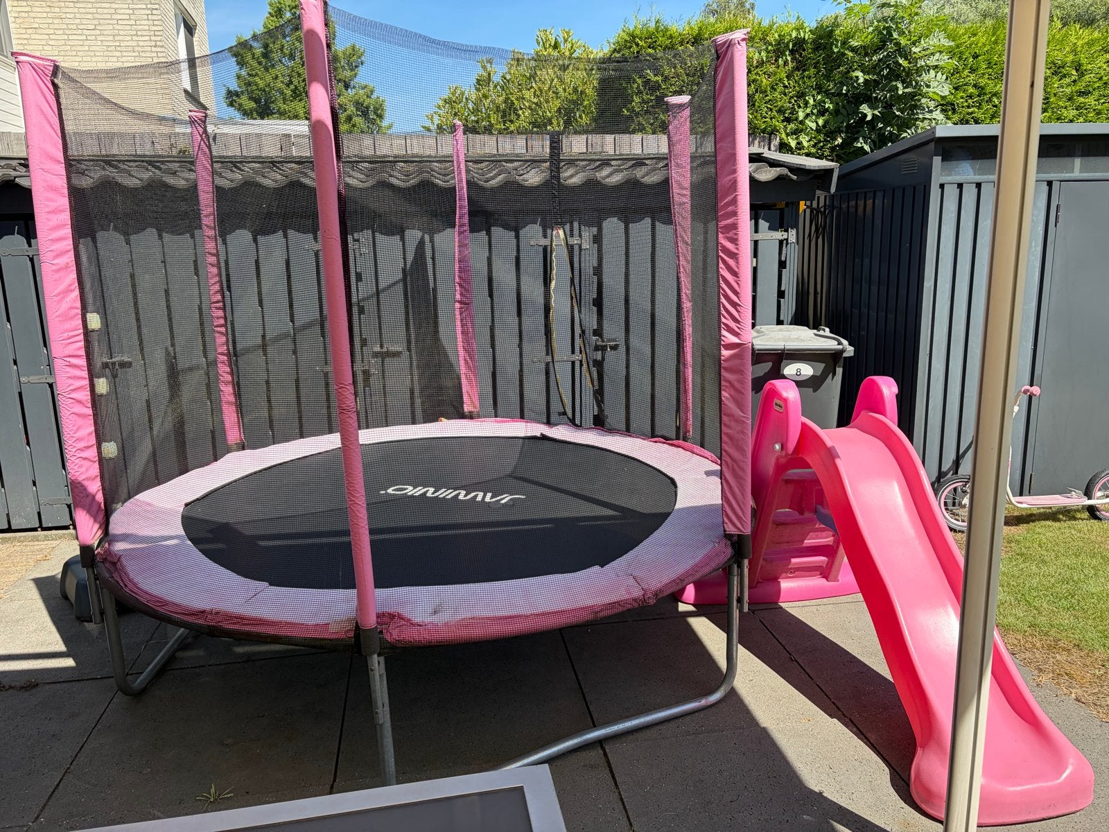 Roze trampoline, glijbaan, zwembad en step, Ophalen, Gebruikt