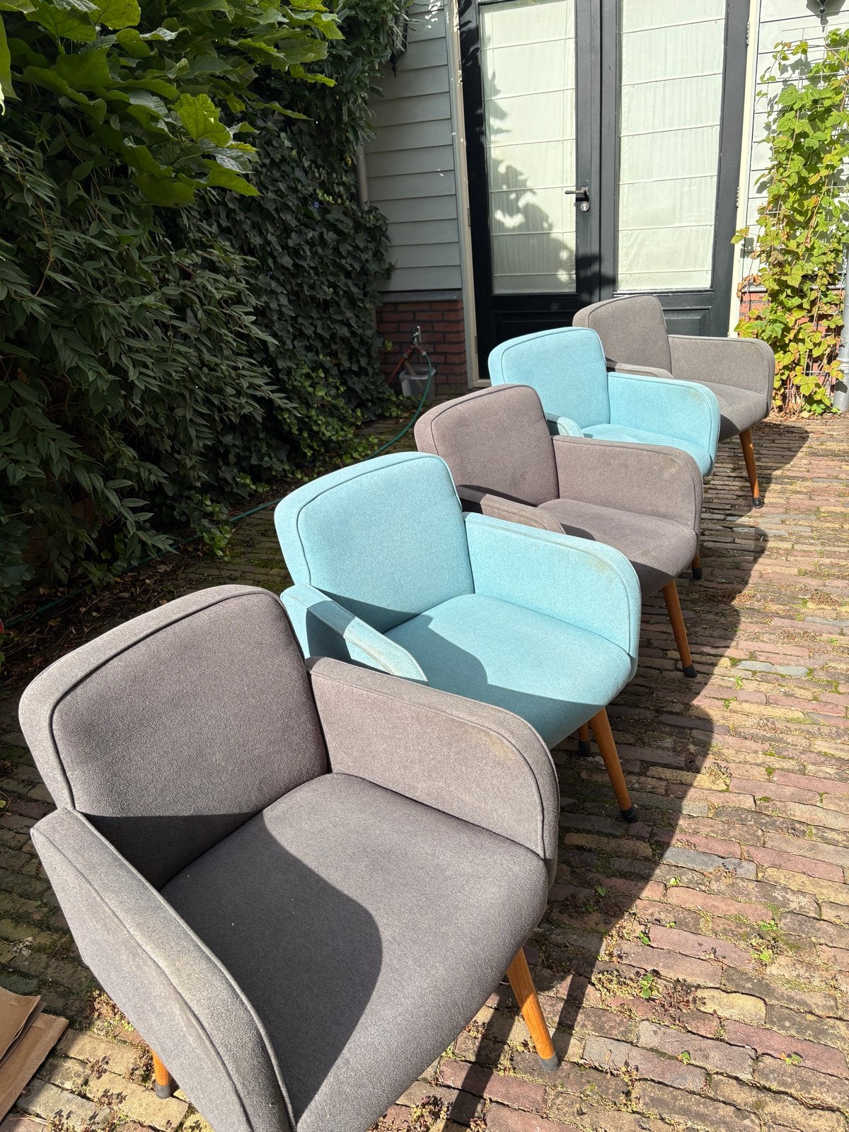 Vijf eetkamerstoelen in twee kleuren (samen  €20), Ophalen, Gebruikt, Blauw, Modern