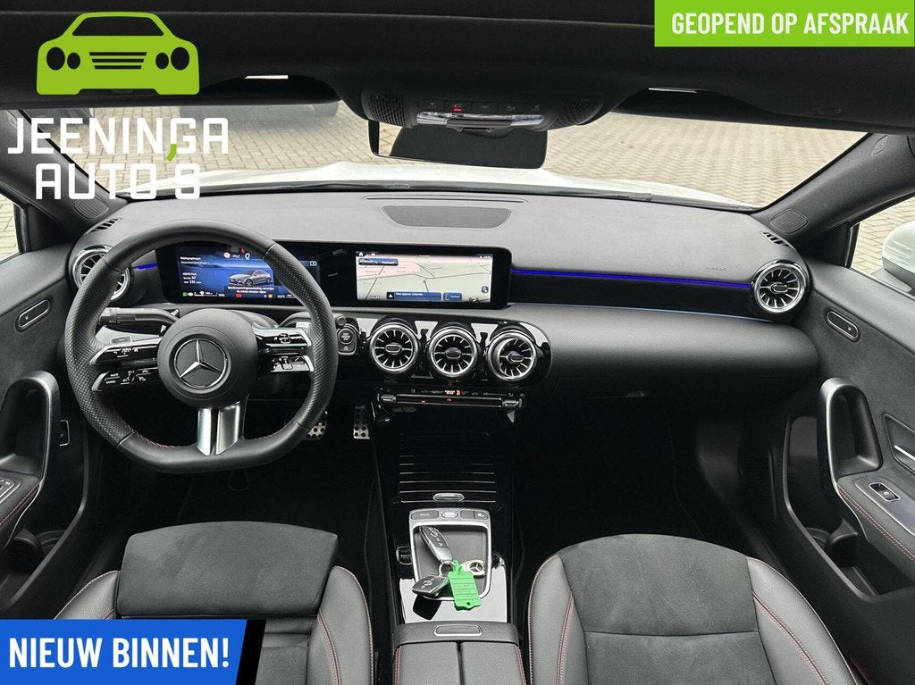 Mercedes A-klasse 180 AMG Line|Distronic|Pano|18"AMG-wielen|, Auto's, Gebruikt, 11 pk, Wit, Bedrijf