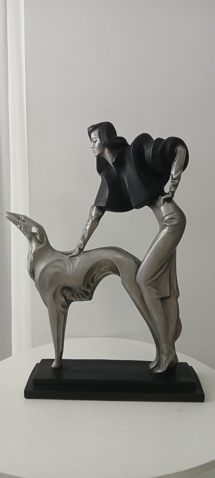 Art Deco sculptuur vrouw met windhond, Austin Prod 1989, Antiek en Kunst, Zilver, Art deco, Beeld, Composieten
