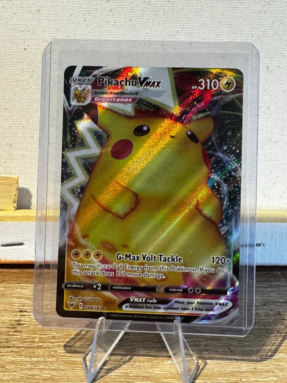 Pikachu VMAX 044/185 Pokémon Kaart, Hobby en Vrije tijd, Verzenden, Zo goed als nieuw, Losse kaart, Foil