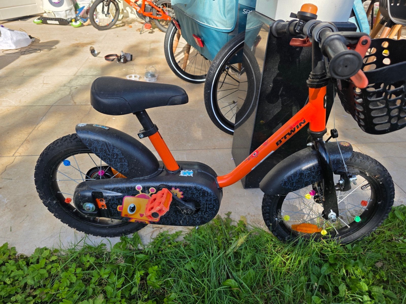 B'Twin kinderfiets 14 inch met zijwieltjes en mandje, Ophalen, Zijwieltjes, Gebruikt, Velgrem