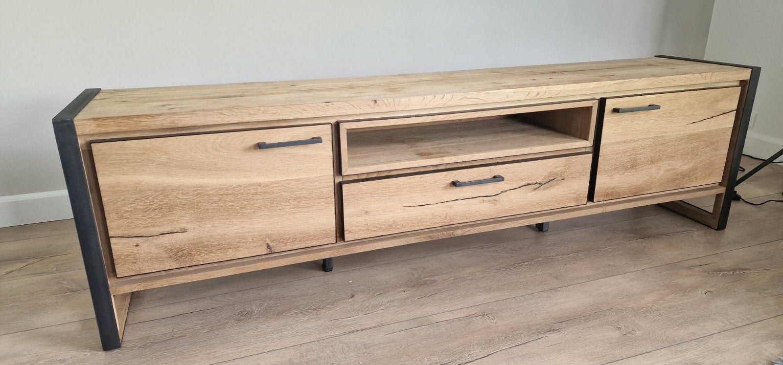 Prachtig tv meubel. 210cm met verlichting in de nis., Huis en Inrichting, Kasten | Televisiemeubels, Ophalen, Zo goed als nieuw