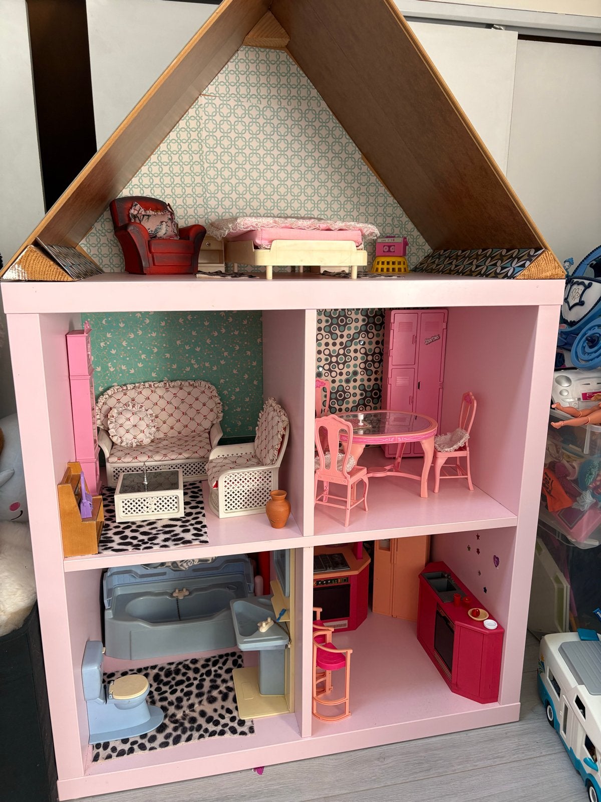 Groot Barbie Poppenhuis met vintage Meubels, Ophalen, Zo goed als nieuw, Poppenhuis