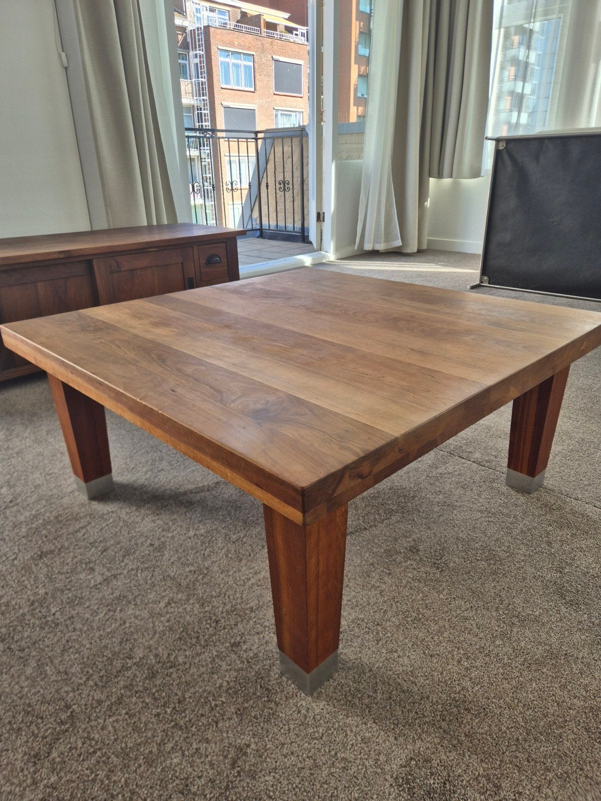 Massief houten salontafel met metalen accenten, Huis en Inrichting, 50 tot 100 cm, Vierkant, 50 tot 100 cm, 5 – 50