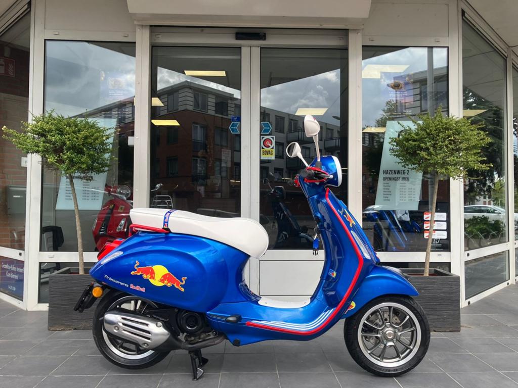 Vespa Primavera Red Bull Editie - Geel Kenteken - 2022, Ophalen, Zo goed als nieuw, Benzine