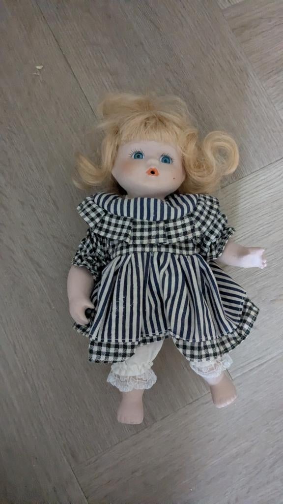 Vintage porseleinen pop met geruite en gestreepte jurk, Ophalen of Verzenden, Gebruikt, Pop