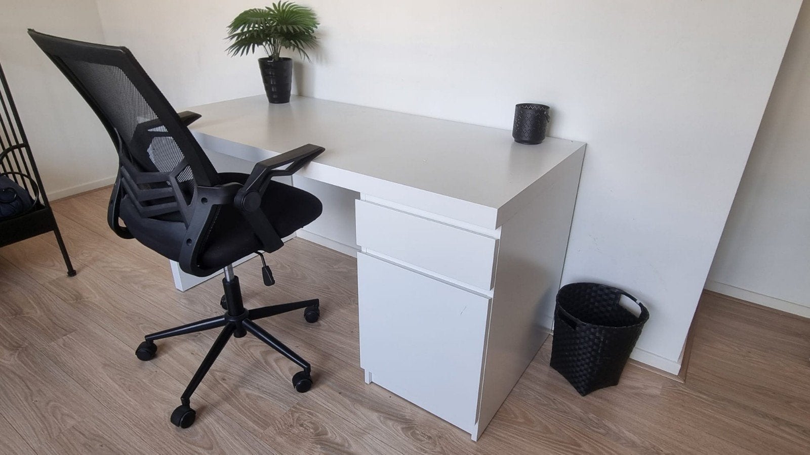 Bureau malm met bureaustoel - prima voor een tweede ronde, Huis en Inrichting, Ophalen, Opbergruimte, Gebruikt, Spaanplaat of MDF