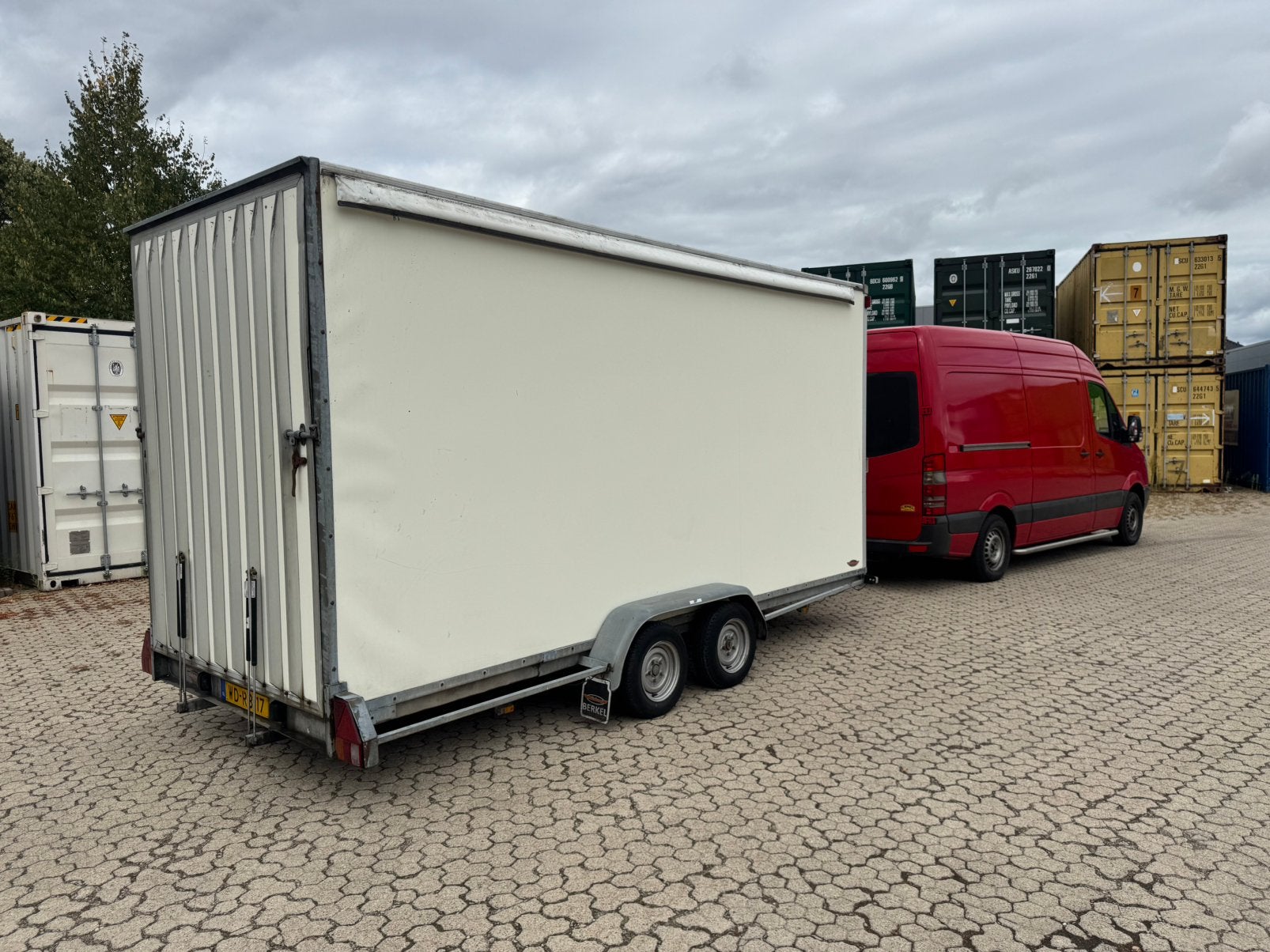 Grote gesloten aanhanwagen, Ophalen, Gebruikt