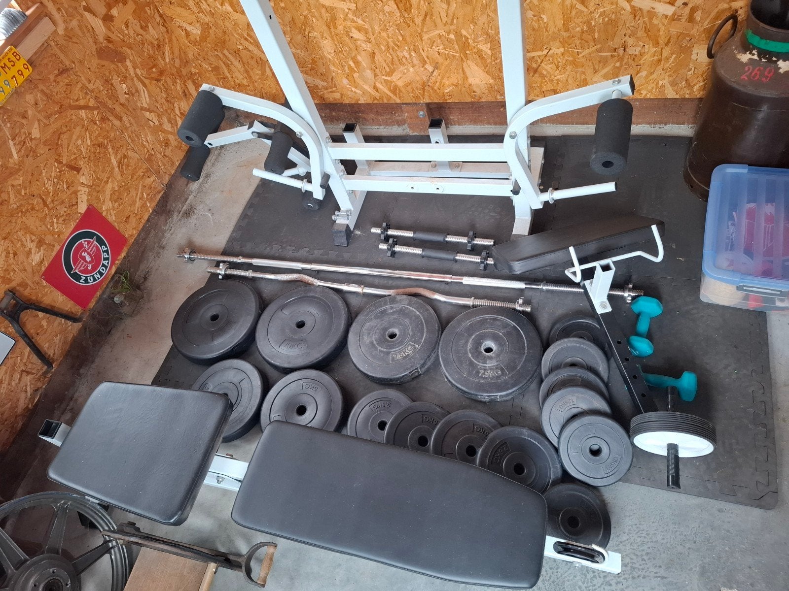 Halterbank met stangen & gewichten, Sport en Fitness, Fitnessmaterialen, Ophalen, Zo goed als nieuw, Fitnessbank