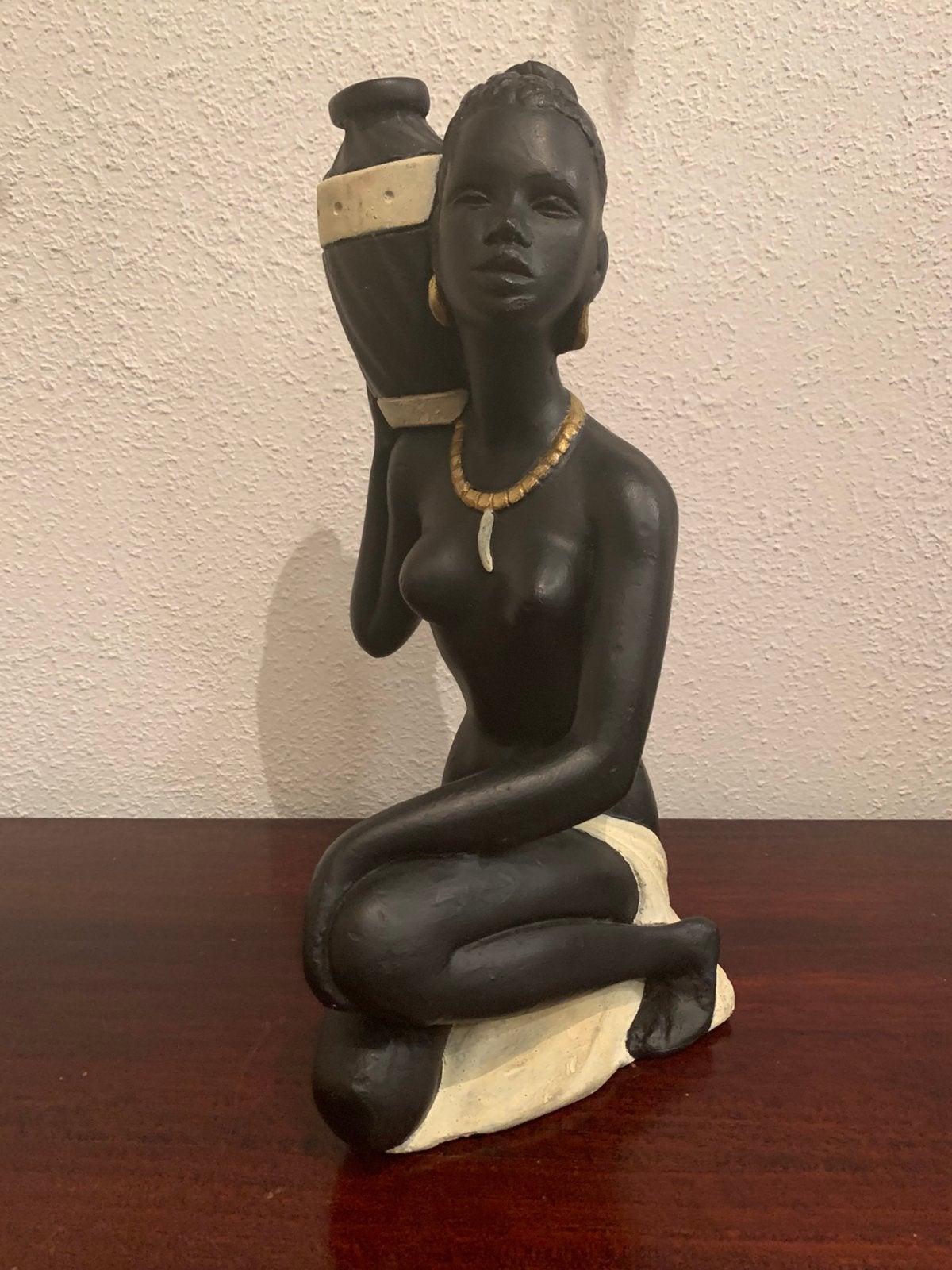 Afrikaanse zittende dame met waterpot op de schouder, Ophalen of Verzenden