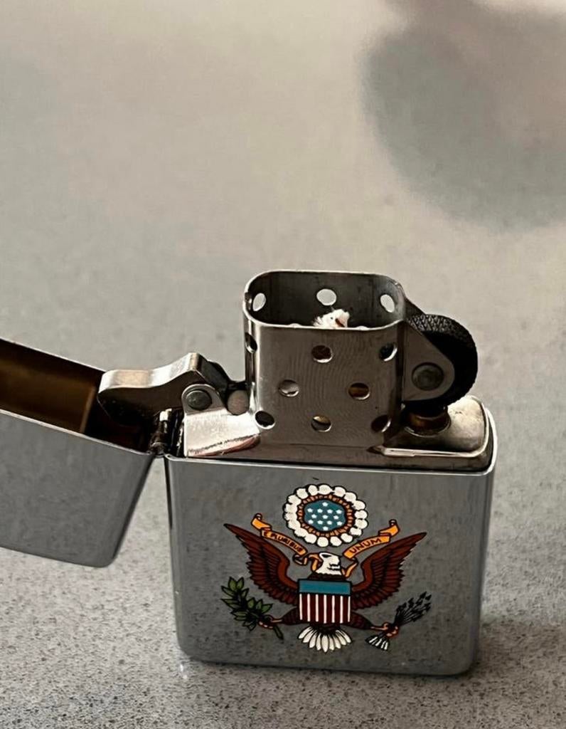 Zippo aansteker met Amerikaans wapen, Ophalen of Verzenden, Gebruikt, Aansteker