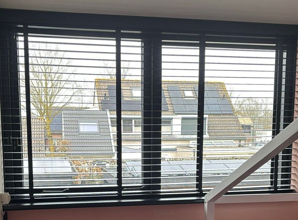 Zwarte houten jaloezieen 50mm 2 stuks, Ophalen, 150 tot 200 cm, Zo goed als nieuw, 100 tot 150 cm