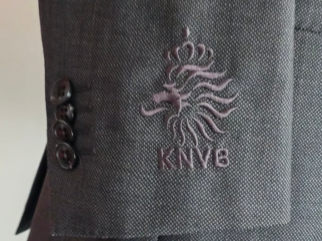 KNVB (Suitsupply) Kostuum met grijze kleur maat 46, Ophalen, Nieuw, Grijs, Maat 46 (S) of kleiner