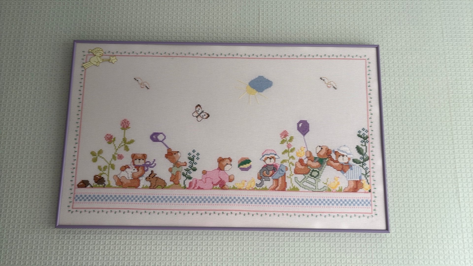 Geborduurd schilderij met beren in lila lijst, Ophalen, Gebruikt, Schilderij, Minder dan 50 cm