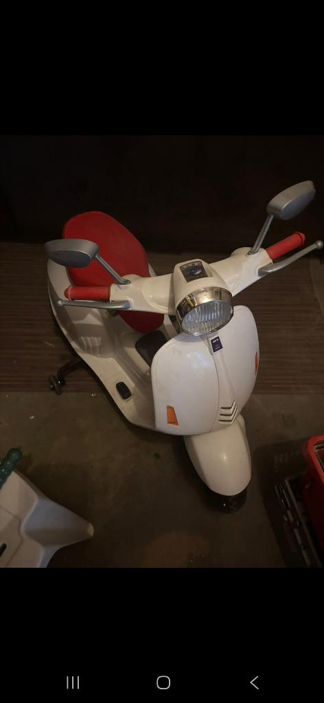 Elektrische kinderscooter Vespa look, Ophalen, Gebruikt
