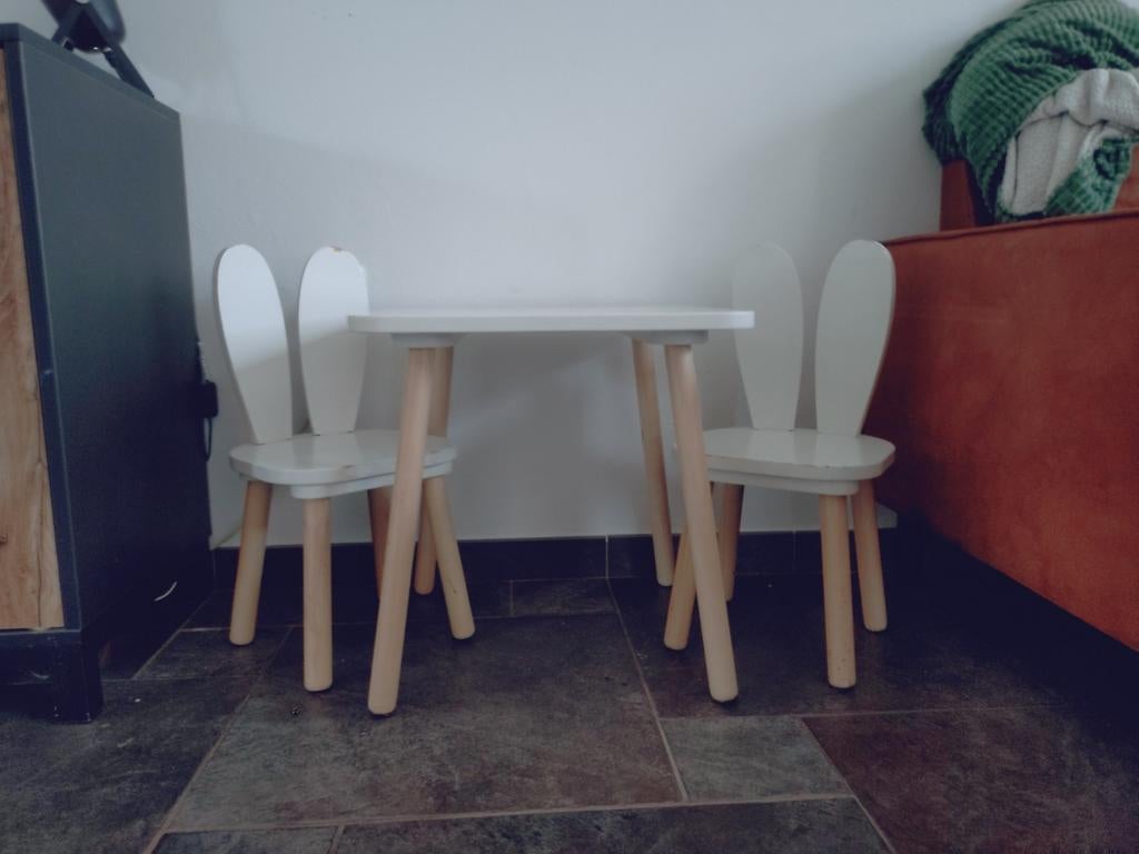 Kinder tafeltje met 2 stoeltjes (konijnen), Kinderen en Baby's, Kinderkamer | Tafels en Stoelen, Ophalen, Gebruikt, Tafel(s) en Stoel(en)