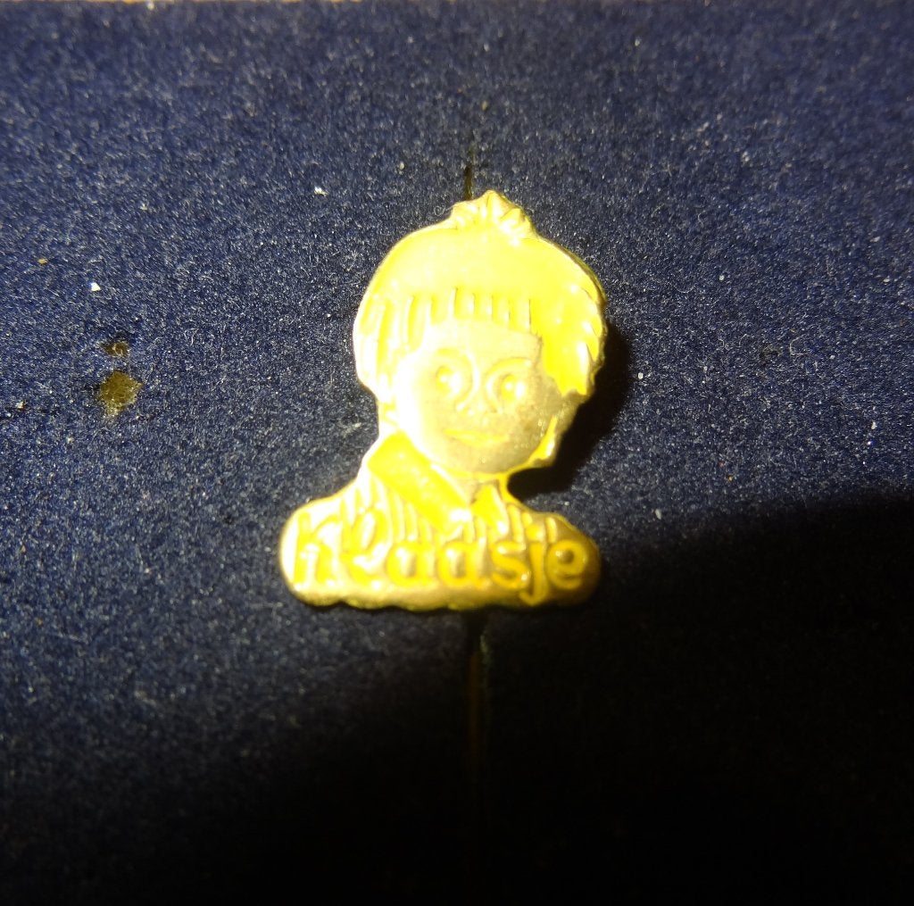 Klaasje Geel Speldje, Verzenden, Gebruikt, Overige onderwerpen, Speldje of Pin