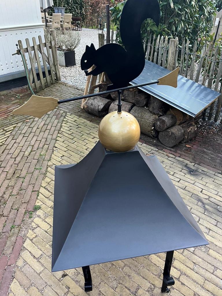 Schoorsteen sierkap met eekhoorn windwijzer, Ophalen, Zo goed als nieuw