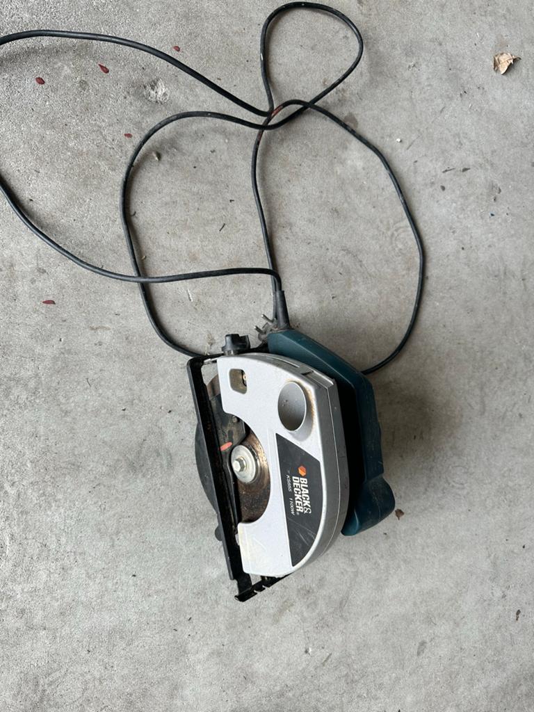Black and decker handcirkelzaag 1100W, Gebruikt, Cirkelzaag, 600 tot 1200 watt, Ophalen of Verzenden