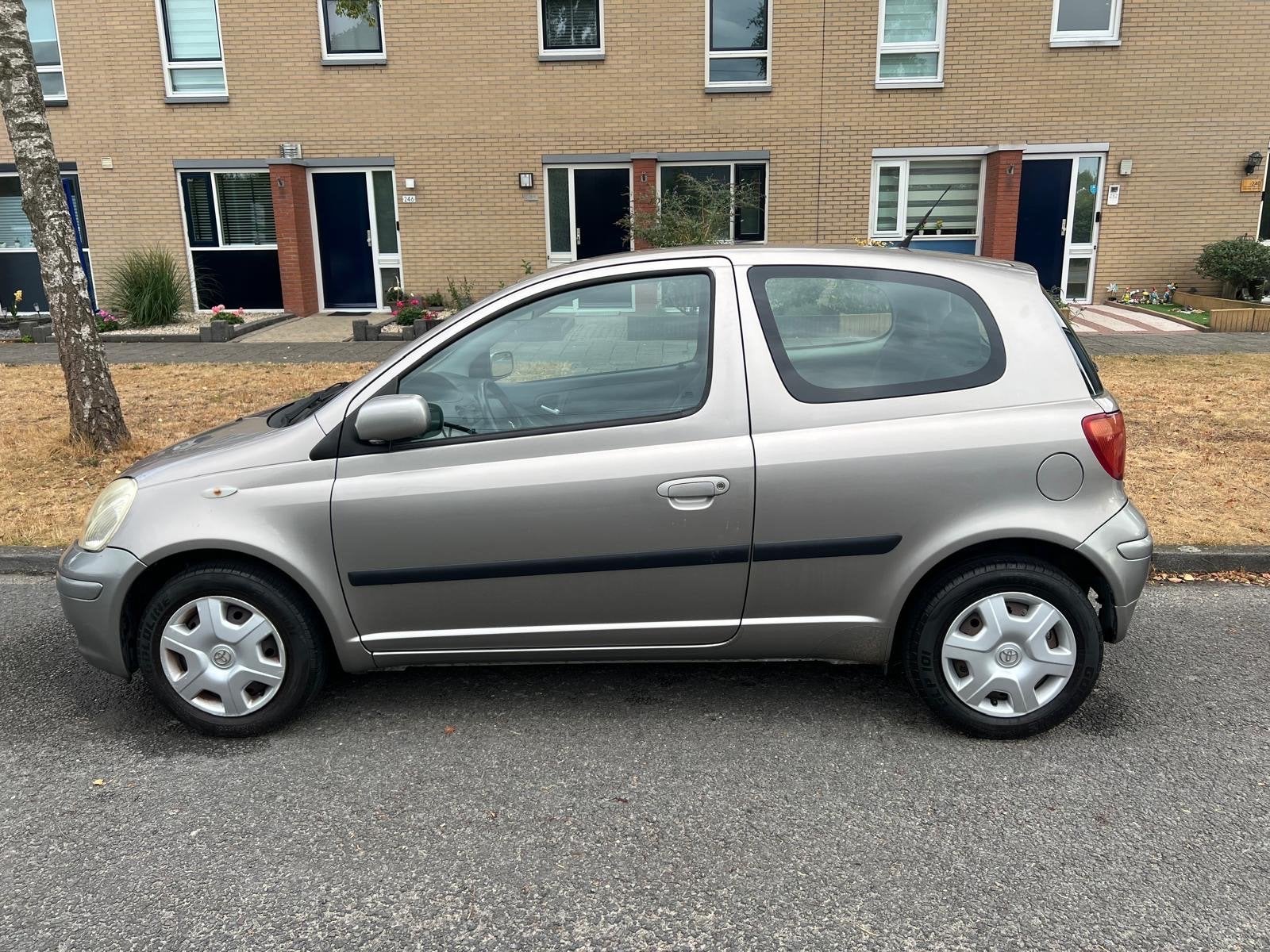 Toyota Yaris 1.3 16V Vvti 3DR Linea SOL 2004 Grijs, Voorwielaandrijving, 31 €/maand, 4 cilinders, 400 kg