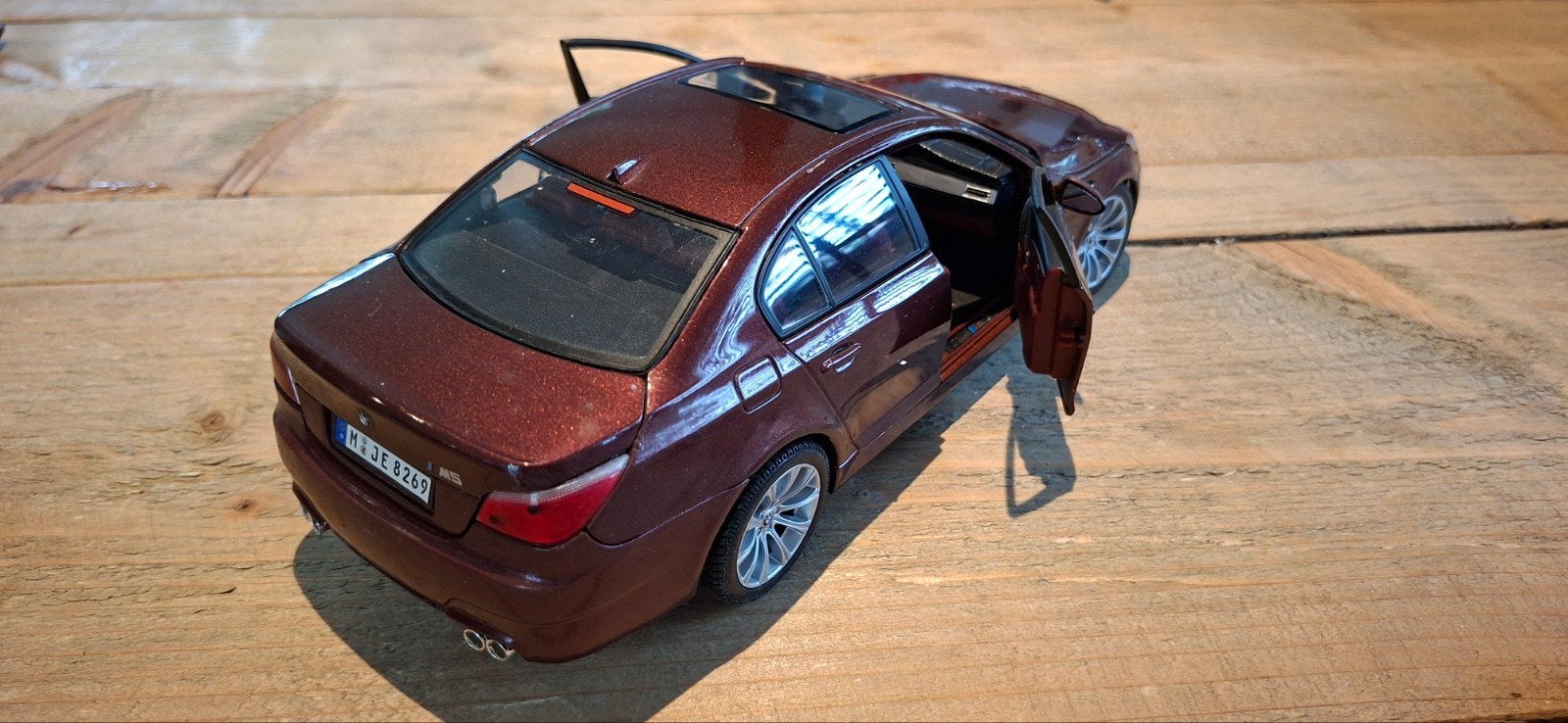 BMW M5 E60 schaalmodel - Bruin - Zo goed als nieuw, Ophalen of Verzenden, Zo goed als nieuw, Auto, Overige merken