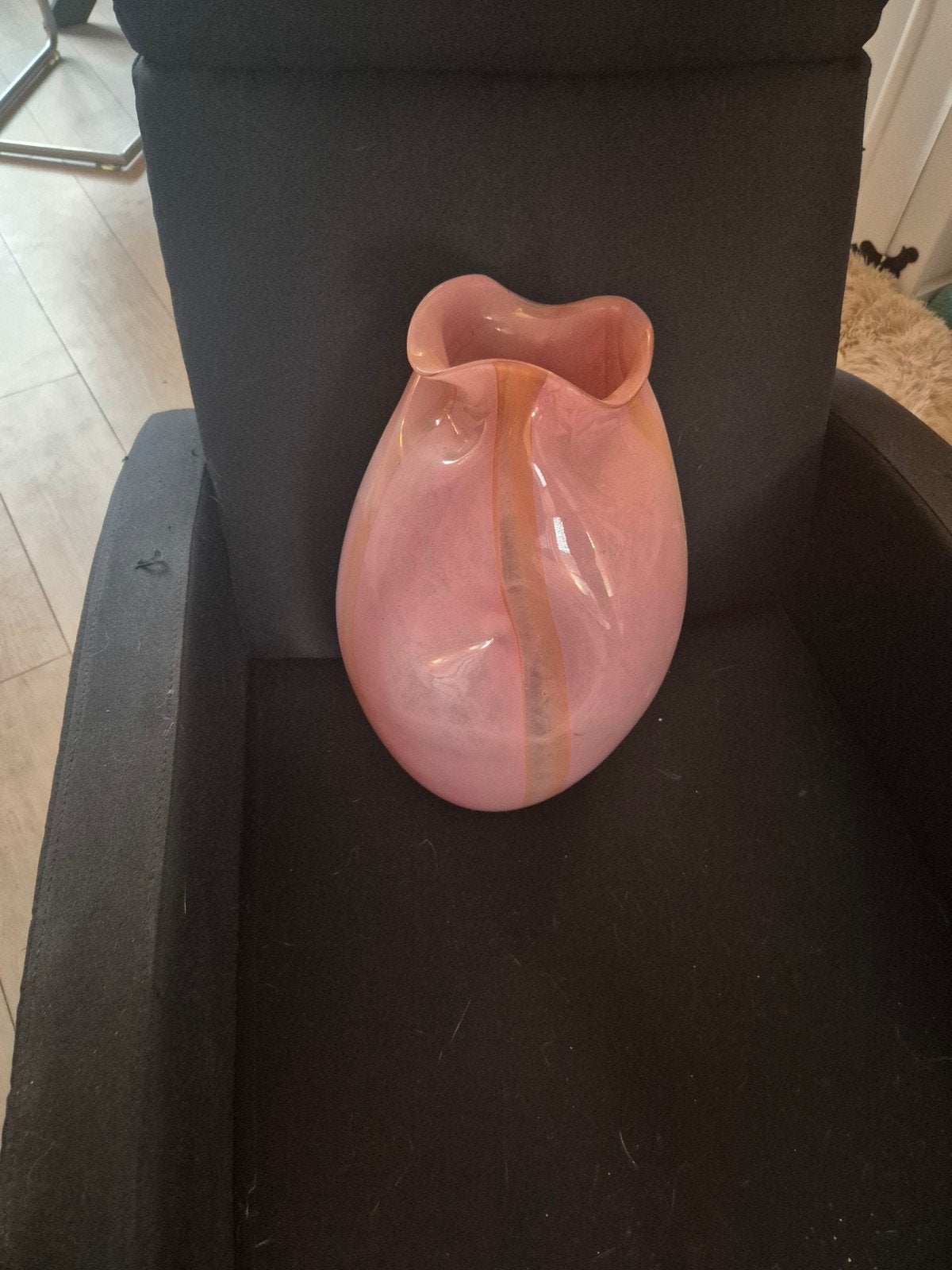 Grote roze glazen vaas met gele streep en deuken, Ophalen, Handgemaakt, Nieuw, Glas