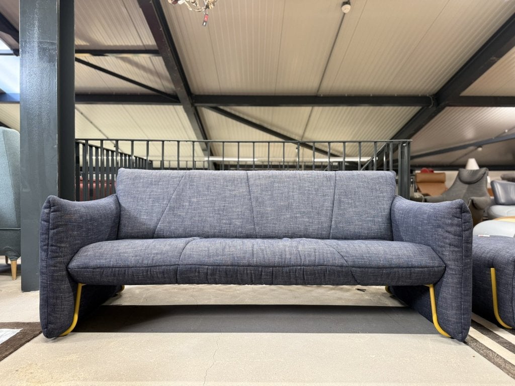 Showmodel Pode Spike 3 zits bank Blauw stof geel Frame Poef, Huis en Inrichting, Driepersoons, Ophalen of Verzenden, Zo goed als nieuw