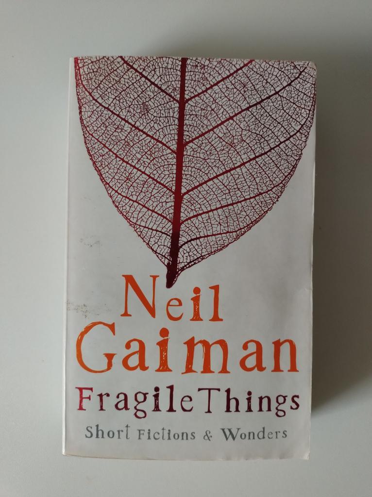 Fragile Things - Neil Gaiman (Engels), Ophalen of Verzenden, Gelezen, Neil Gaiman