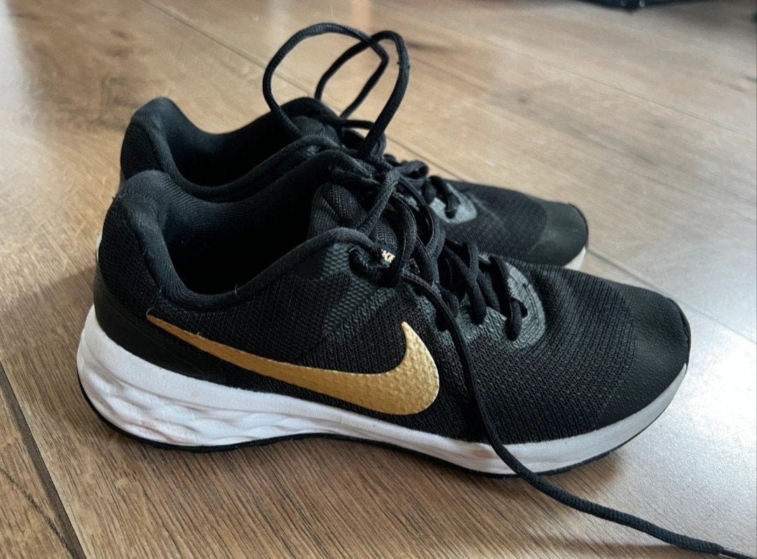 Nike sportschoenen zwart met goud, maat 38, Zwart, Nike, Ophalen of Verzenden, Sneakers of Gympen