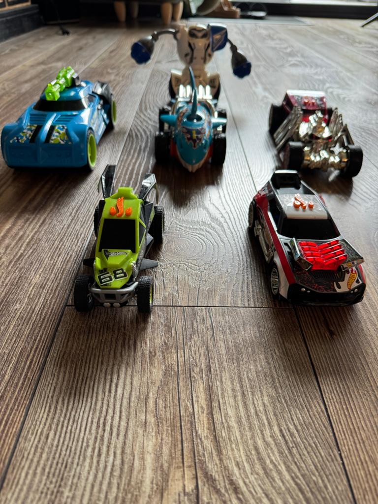 Hot Wheels auto's met licht en geluid + gratis battle robot, Kinderen en Baby's, Speelgoed | Speelgoedvoertuigen, Ophalen of Verzenden