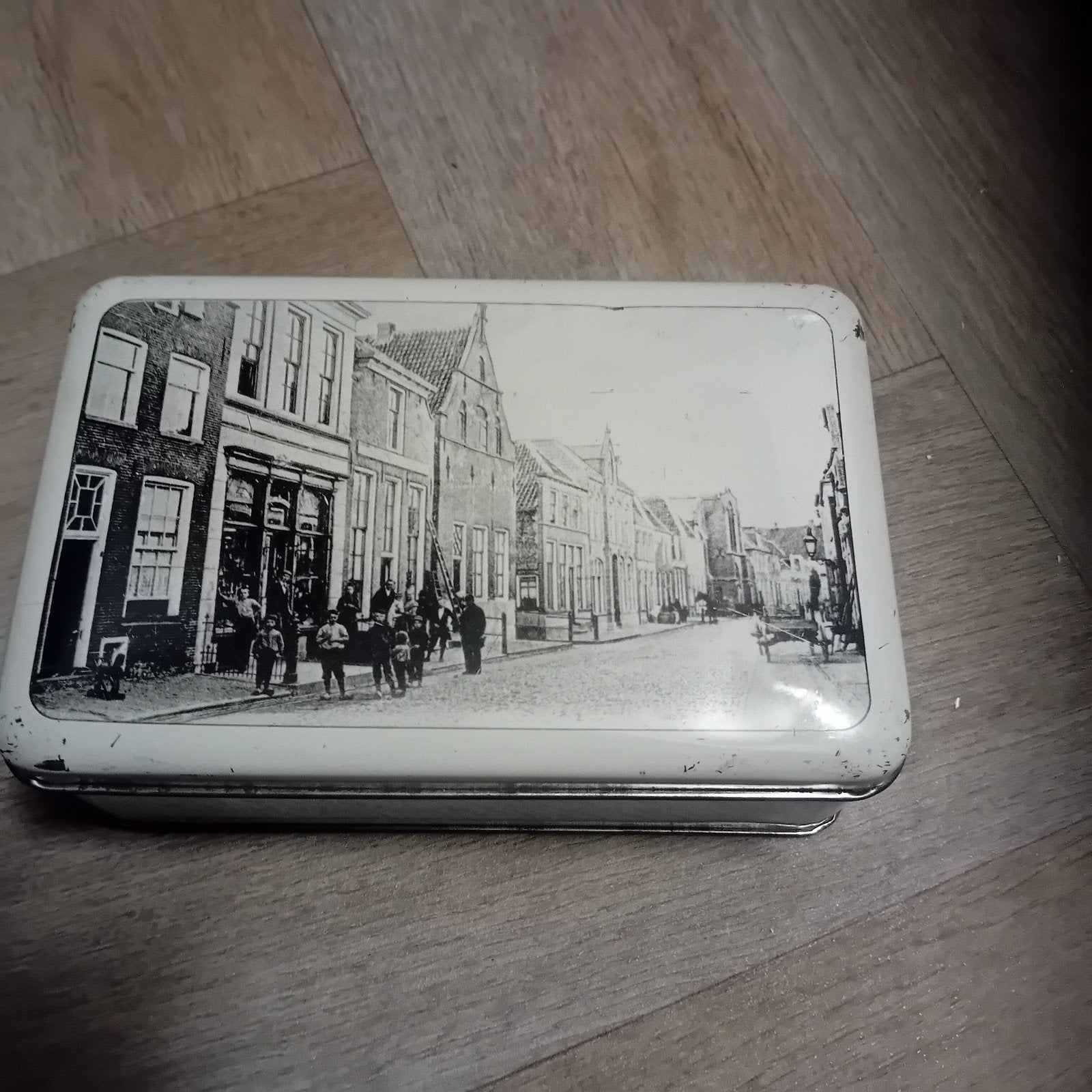 Vintage blikken doos met historisch straatbeeld, Verzamelen, Ophalen of Verzenden, Gebruikt, Koek(jes), Overige merken