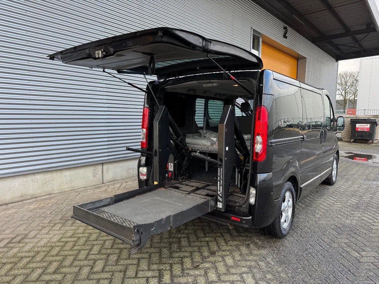 Renault Trafic 2.5 dCi T29 L1H1 150PK Aut. Rollstuhl Lift /, 145 pk, Gebruikt, Renault, Zwart