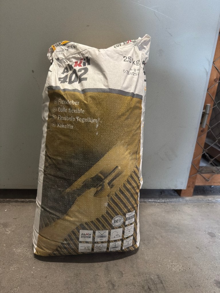 AkKit 402 flexibele tegellijm, 25kg, Doe-het-zelf en Verbouw, Tegels, Overige materialen, Overige typen, Nieuw, Minder dan 20 cm