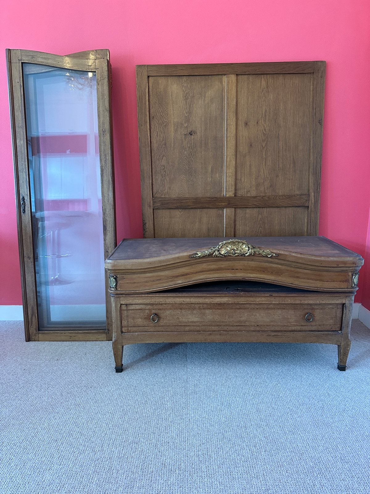 Antieke houten kast met vitrine en lade, Ophalen