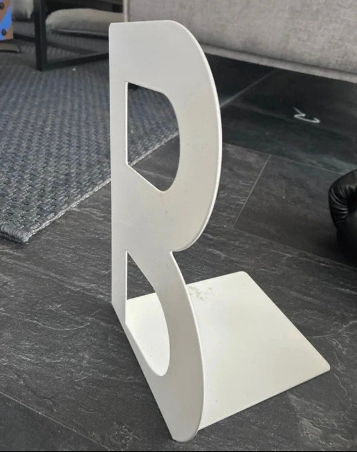 Witte boekensteun in de vorm van de letter 'R', Gebruikt, Ophalen of Verzenden, Wit, Metaal