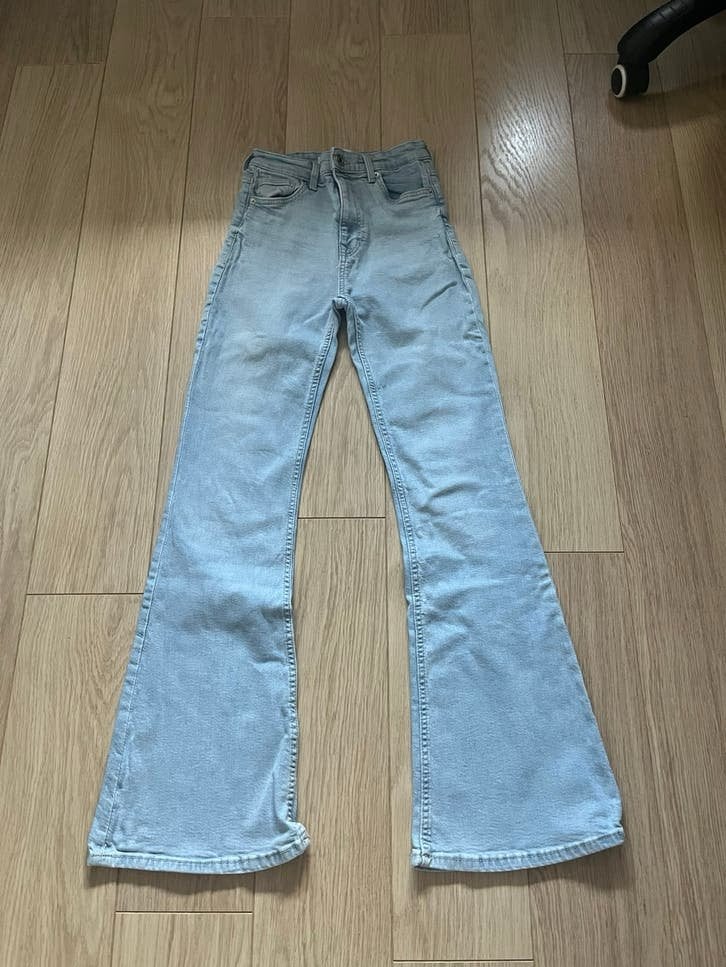 Bershka flared jeans lichtblauw mt 36, Ophalen of Verzenden, Zo goed als nieuw, Blauw, W28 - W29 (confectie 36)
