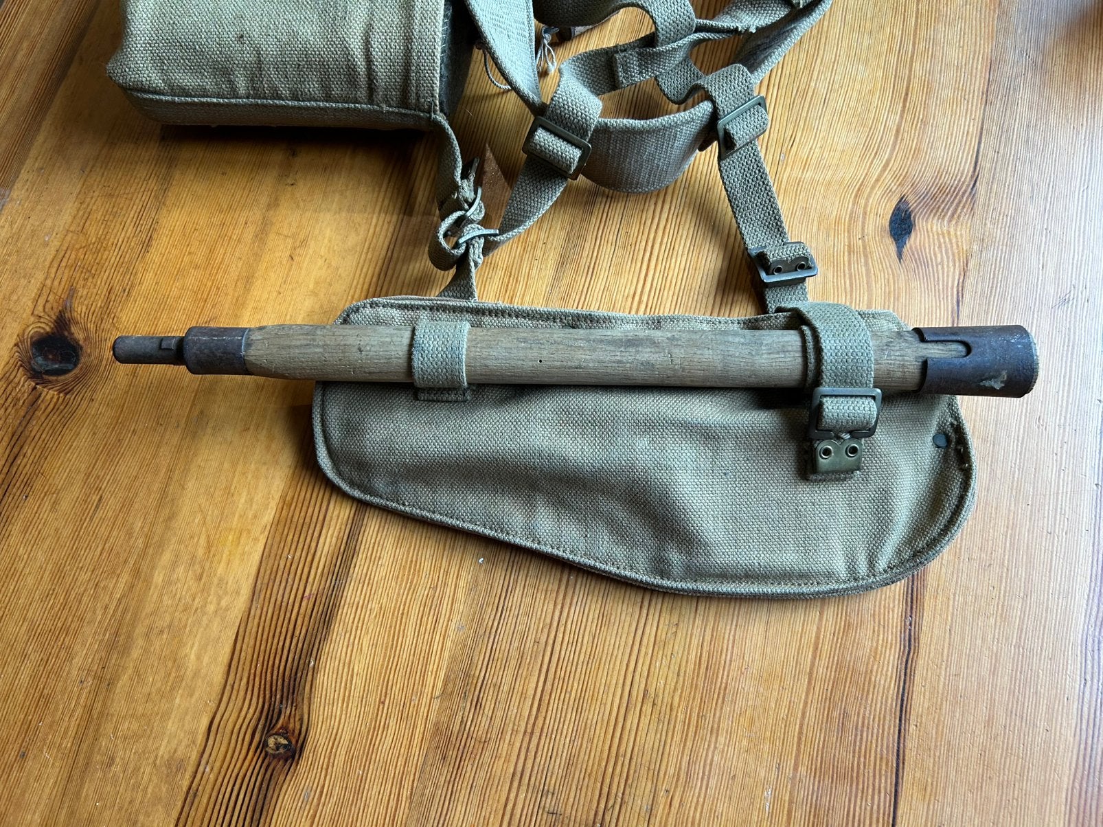 Britse WO II Entrenching Tool Pikhouweel Canvas webbing P37, Verzamelen, Verzenden, Landmacht, Engeland, Overige typen