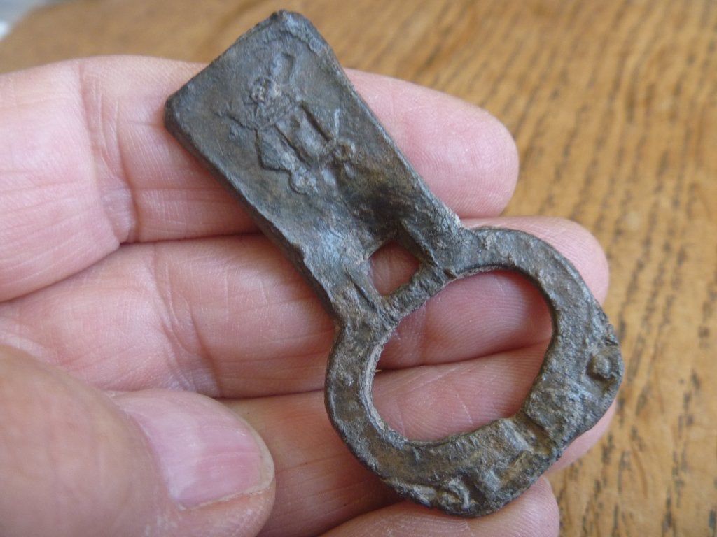 Bodemvondst. Riemhanger.Gesp.Detector.14e eeuw, Antiek en Kunst, Antiek | Tin, Ophalen of Verzenden