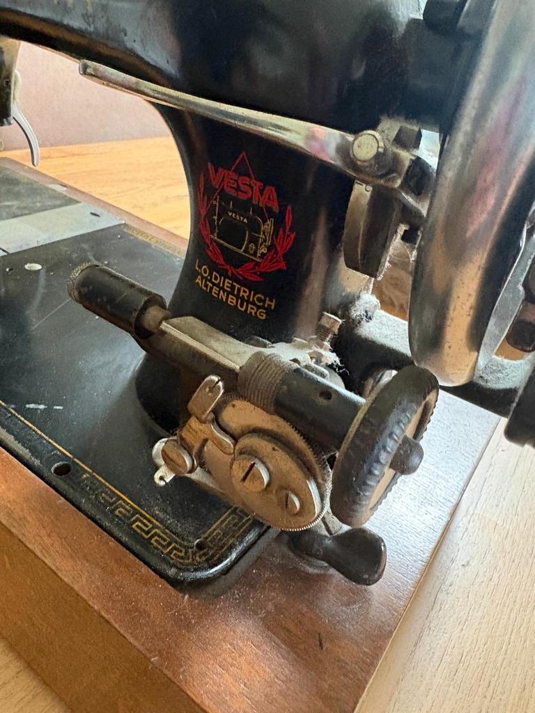 Antieke Vesta naaimachine L.O. Dietrich Altenburg, Ophalen