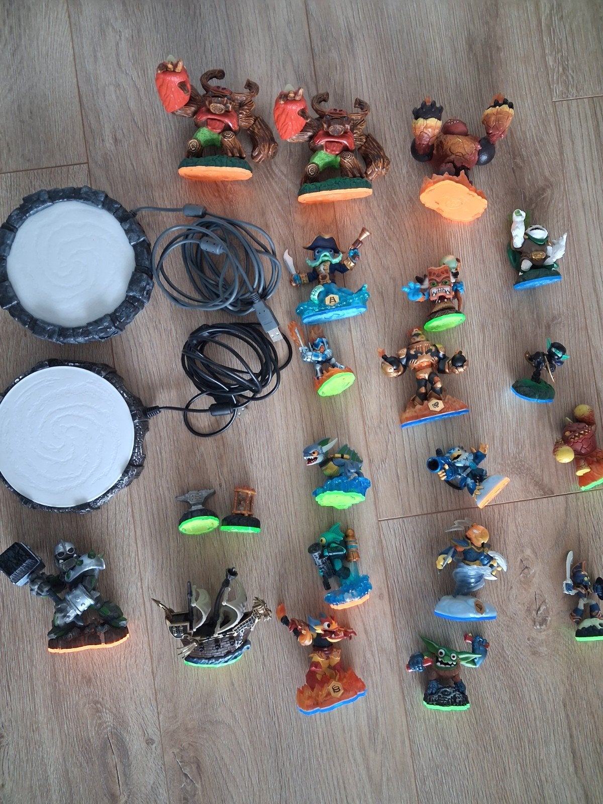 Skylanders veel figuren en twee portals, Avontuur en Actie, 2 spelers, Ophalen of Verzenden, Zo goed als nieuw