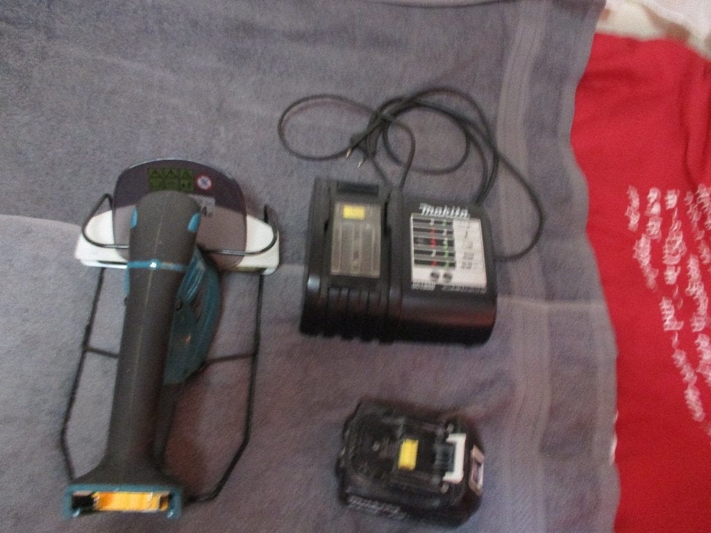 Makita DUM168Z Grasschaar ,accu' en lader in M box, Ophalen of Verzenden, Zo goed als nieuw, Overige soorten, Makita