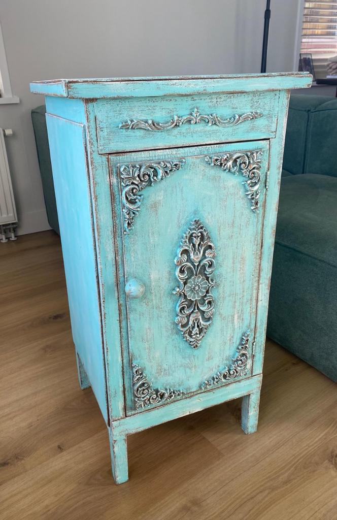 Uniek turquoise nachtkastje met sierlijke details, Huis en Inrichting, Slaapkamer | Nachtkastjes, Ophalen, Zo goed als nieuw, Minder dan 45 cm