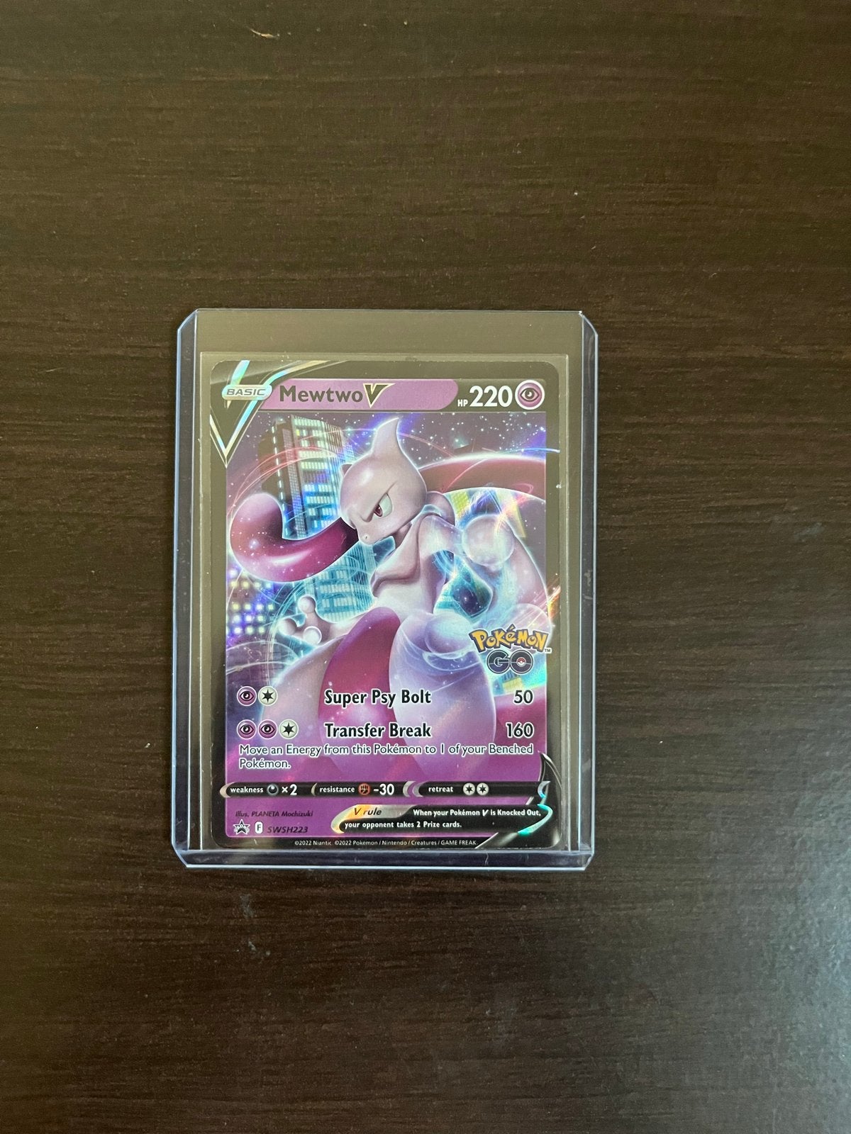 Mewtwo V (SWSH273) Pokémon GO Promo Kaart, Ophalen of Verzenden, Zo goed als nieuw, Losse kaart, Foil
