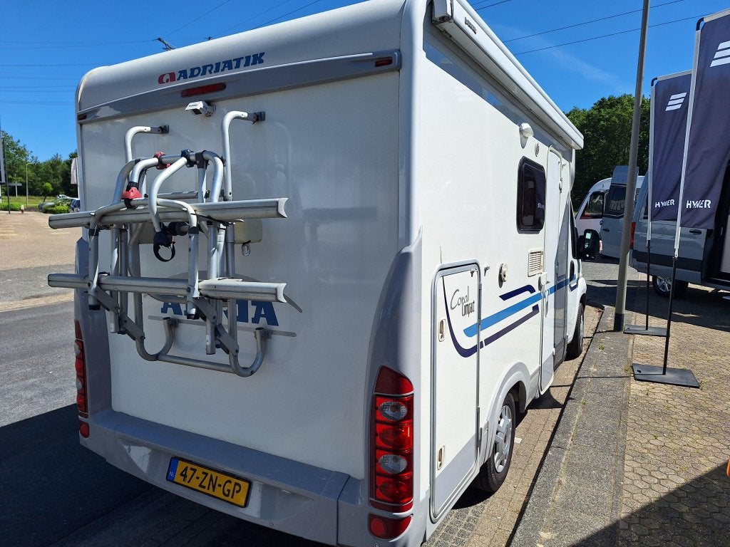 Adria Coral Compact 590 SP COMPACT + SOLAR + SCHOTEL, Caravans en Kamperen, Standaard zit, Ringverwarming, Fiat, Bedrijf