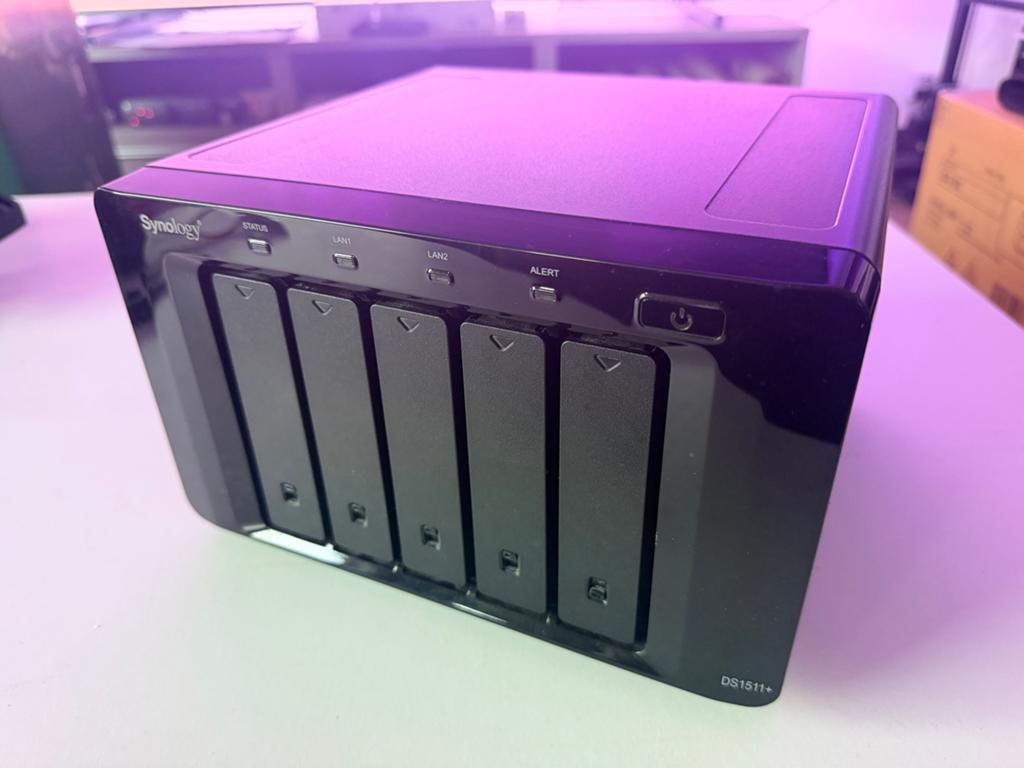 Synology DS1511+ NAS DiskStation met kabels, Ophalen of Verzenden, Zo goed als nieuw