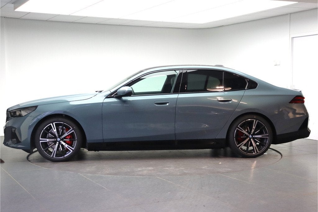 BMW i5 eDrive40 M Sport / Panoramadak / Achteruitrijcamera /, Auto's, BMW, Achterwielaandrijving, Zwart, Met garantie (alle), 265 min